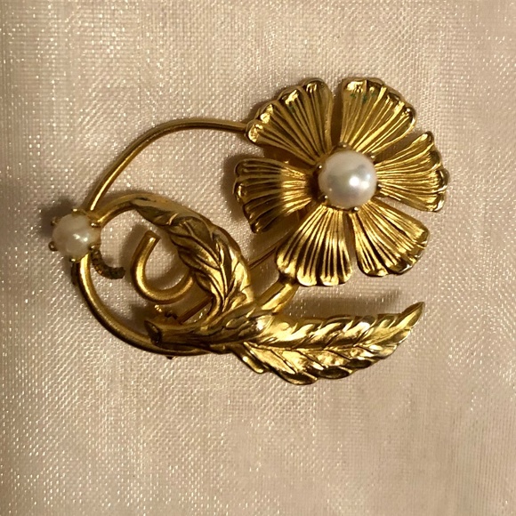 Jewelry - Vintage Flower Leaf Brooch  in Gold Tone with 2 Faux pearls 1.5"